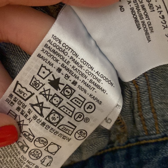 Levi’s Cropped Jean Jacket - Picture 4 of 4